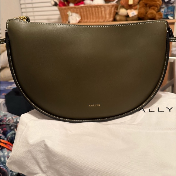 ELARA CONVERTIBLE BAG —Olive Green. - Picture 10 of 14